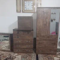 یک کمد اینه داری جای ارایشی و لاور جای لیاس