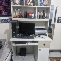 تخت و میز تحریر و کتابخانه