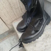 یک جفت پوتین مشکی سربازی نو