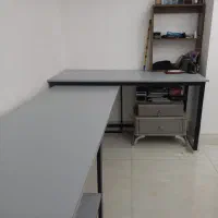 میز تحریر و کتابخانه