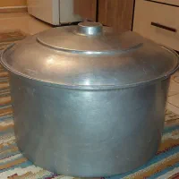 قابلمه روحی بزرگ با بدنه محکم و ضخیم