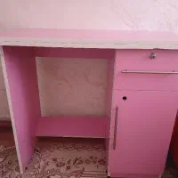 میز تحریر و کتابخانه