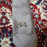 یک عدد کروات، دستمال سینه و دکمه سر آستین یک دست