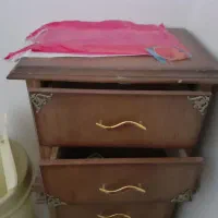 پاتختی کنار تخت