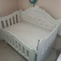 تخت کودک و کنار مادر