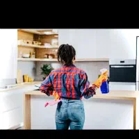 خانم برای نظافت