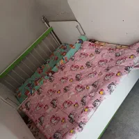 تخت وگهواره  کودک ونوجوان .وتشک که کاملا نوهستش