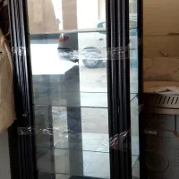 ویترین شیشه ای