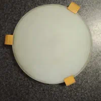 یک عدد چراغ سقفی و یک عدد چراغ دیوارکوب