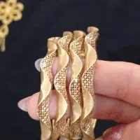 مقداری طلا همگی 200بالای تابلو
