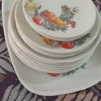 یه تعدادظروف ملامین کارکرده