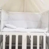 تخت کنار مادر