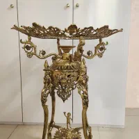 میوه خوری کنار سالنی