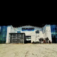 نفر فنی مسلط به ماشین آلات بسته بندی آب معدنی