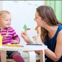 خانم جهت نگهداری بچه کودک پرستار