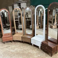 آینه چراغدار ایستاده