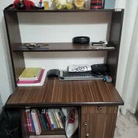 میز تحریر همراه با کتابخانه