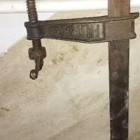 گیره نجاری سالم و سلامت|کلکسیون اشیاء عتیقه|خمین, |دیوار