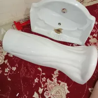 روشویی پایه‌دار سرامیکی تمیز مثل نو