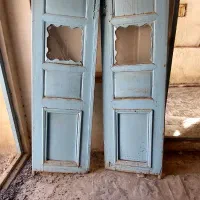 این دربهای قدیمی فروشی است