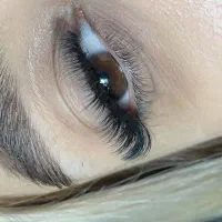 به یک مدل اکستنشن مژه ولیفت ابرونیازمندیم