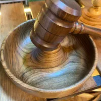 گردو شکن چوبی یک تکه از چوب گردو قطر ۲۵ سانت