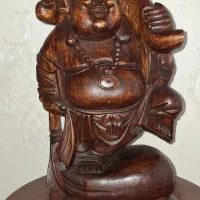 مجسمه چوبی هپی من