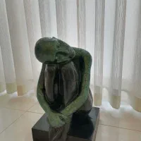 مجسمه آدم سر رو زانو