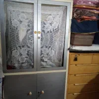 مقداری کمد وبوفه قدیمی باقفل کتابخانه آهنی