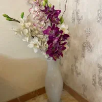 گلدان و گل مصنوعی