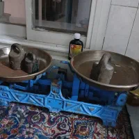 ترازوی قدیمی با ۳ تا سنگ