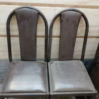 صندلی فلزی رنگ قهوه‌ای