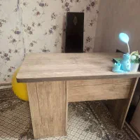 میز تحریر و کامپیوتر