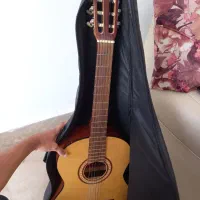 گیتار سالم درحد با کاور مناسب برای آموزش گیتار