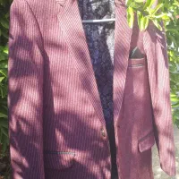 کت و شلوار نو در حد پرو کردن پوشیده شده