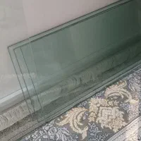 تعدادی شیشه وآینه فروشی