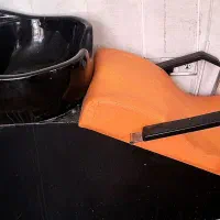 سرشور و صندلی اصلاح و میکاپ کارکرده