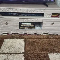 میز تلویزیون و ساعت ایستاده