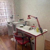 میز ناخن و طبقه لاک و صندلی