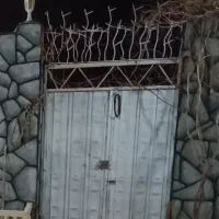 درحیاط و پنجره