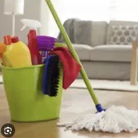 نیرو خانوم برای تمیز کردن واحدهای مجتمع