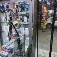 ویترین پشت شیشه با طبقات و ال ای دی