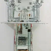 اینه و شمعدان و کنسول و ساعت