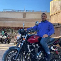 نیازمند پیک موتوری در بیرون بر