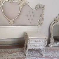 تخت خواب دو نفره پای تختی. میز آرایش . آینه کنسول