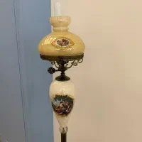 آباژور ایستاده کنار سالنی سلطنتی نو