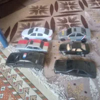 چند عدد ماکت پلاستیکی