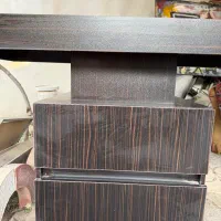 یک میز مدیریت و دو میز اداری