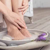 استخدام پدیکوریست و ناخن کار حرفه‌ای در کلینیک