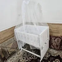 گهواره ی کنار تخت مادر